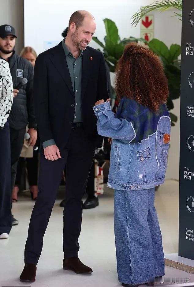 威廉戴着女儿夏洛特做的手绳。
威尔士王子访问南非，他展示了一条印有“Papa”的