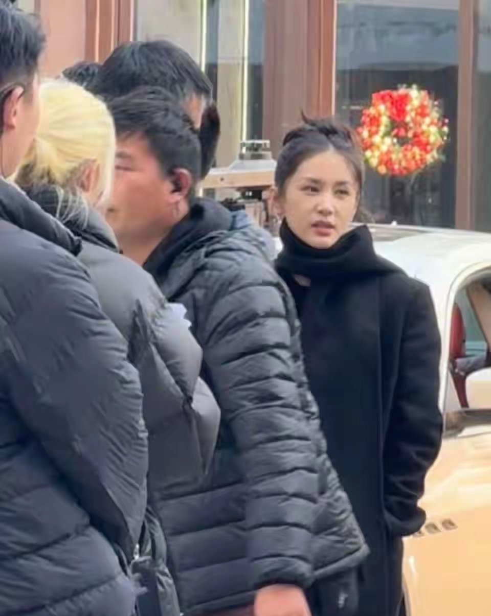 王子文给人感觉一直很精致小巧，没有松松垮垮过，很瘦很精神 