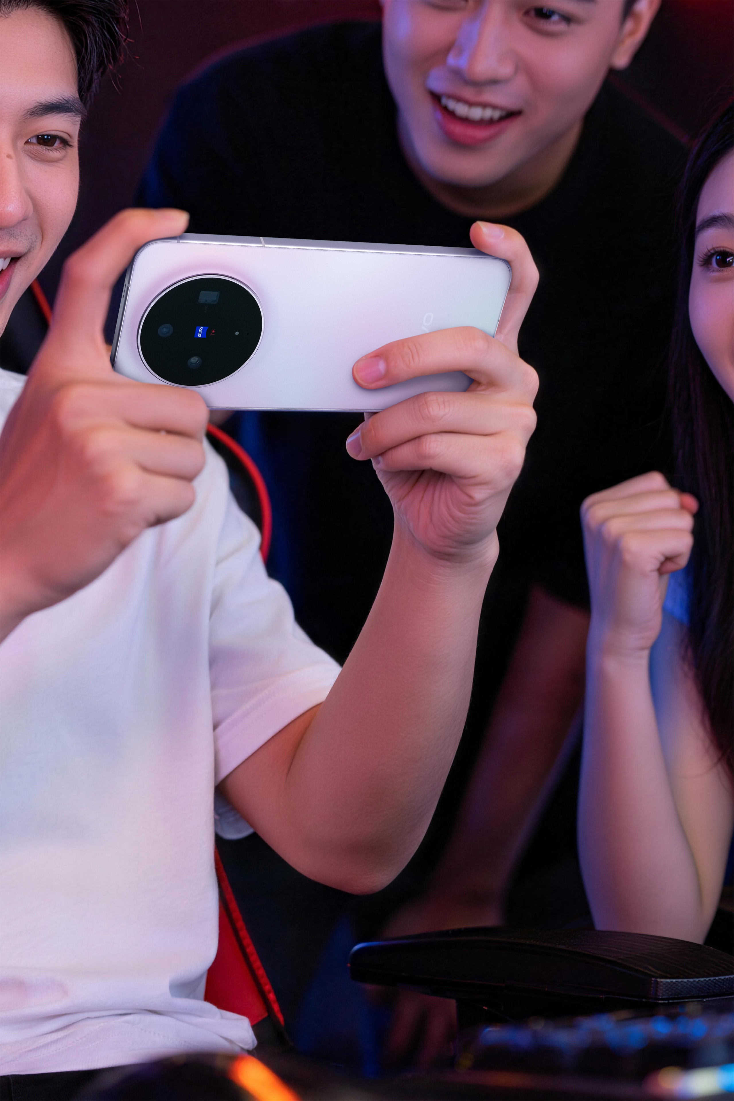 vivo 新出的 X300s 啊，感觉完全踩中年轻人的喜好了。本来以为它是主打影