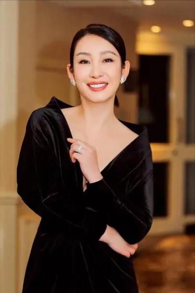主持人，金星，问演员秦海璐，有人说你是戏霸，你是吗。秦海璐毫不犹豫，说，我是。金