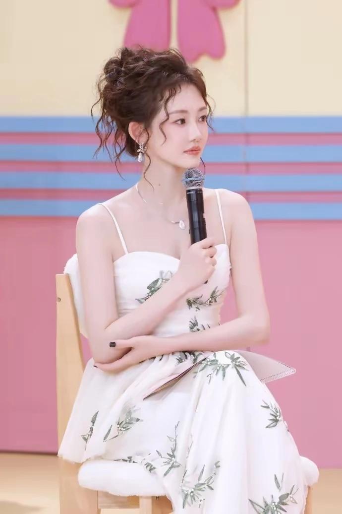 不得不说郑恺的老婆苗苗真的很聪明，在该结婚的年龄结婚，该生孩子的年龄生孩子，现在