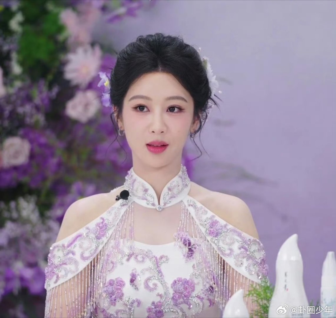杨紫紫色旗袍直播造型杨紫直播花仙紫杨紫直播紫色旗袍搭配灵动神态，优雅与甜美并存，