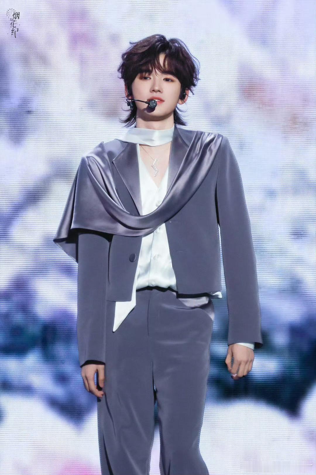   谁懂啊！宋亚轩把演技搬进演唱会，具象化表达超吸睛，这感染力拉满的魅力太上头！