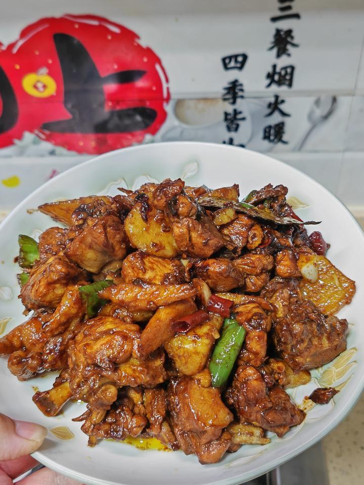 开车不喝酒，连炒菜的料酒都不敢尝哈哈哈
倒酒炒鸡肉，很自然的想浅尝一口…
​突然