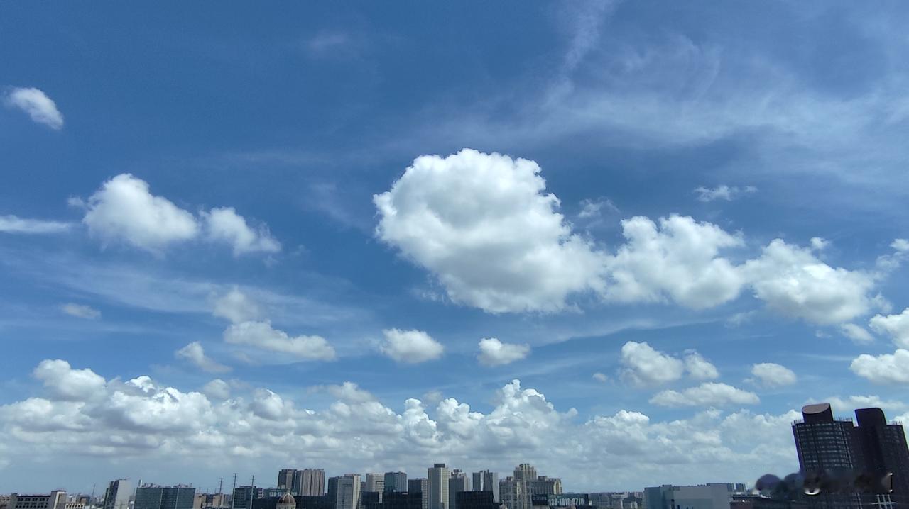 能否分享一下你拍摄的天空白云游走天下行