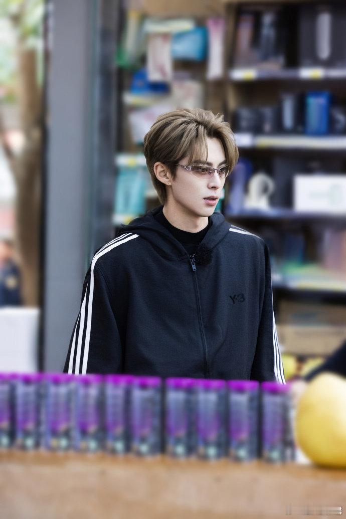 王鹤棣亲爱的客栈招商亲爱的客栈王鹤棣的号召力太强，亲爱的客栈招商成绩亮眼，他温暖