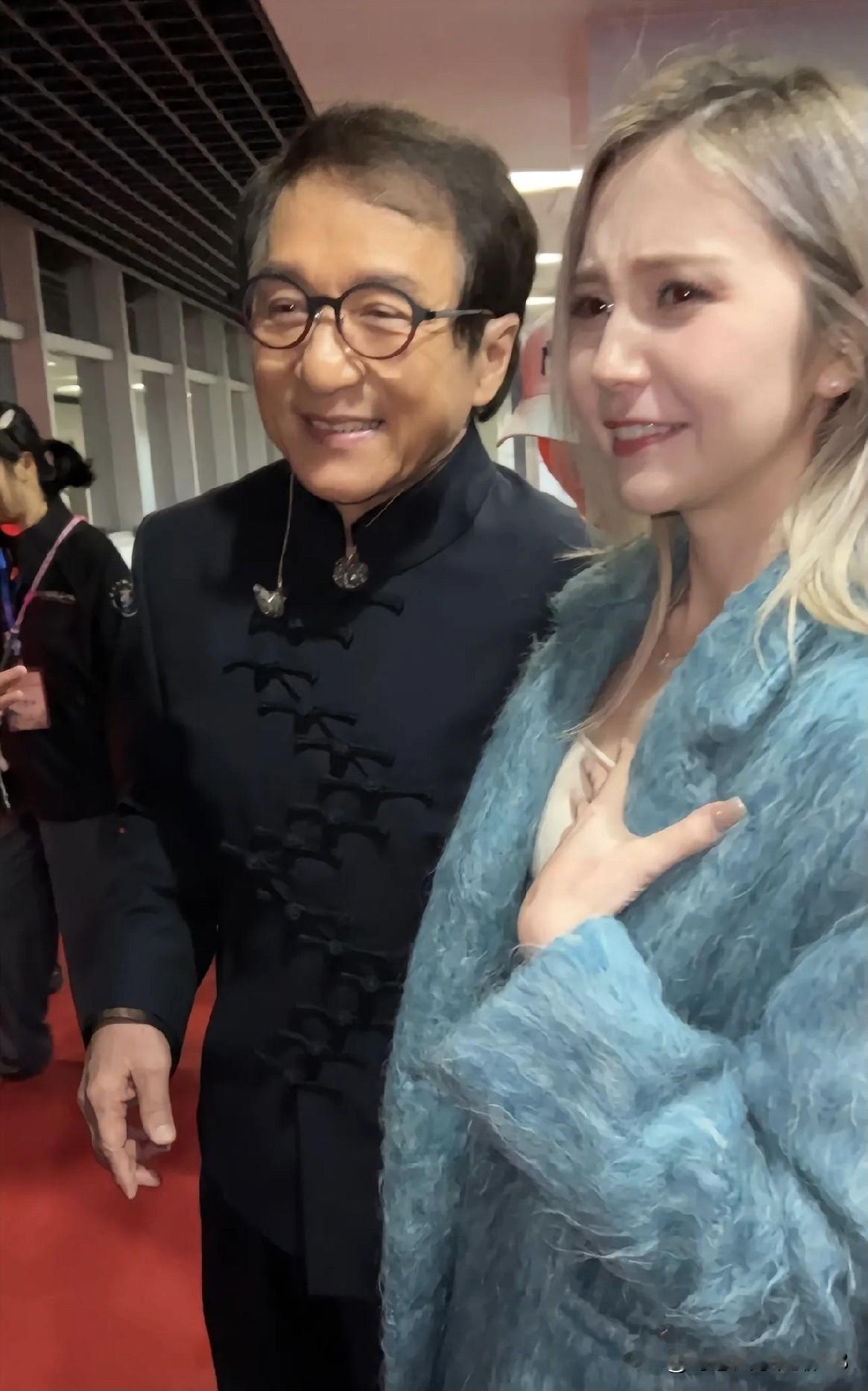 不愧是成龙大哥，他人缘好，俄罗斯歌手卡捷琳娜碰见他都难掩激动的心情，估计这位90