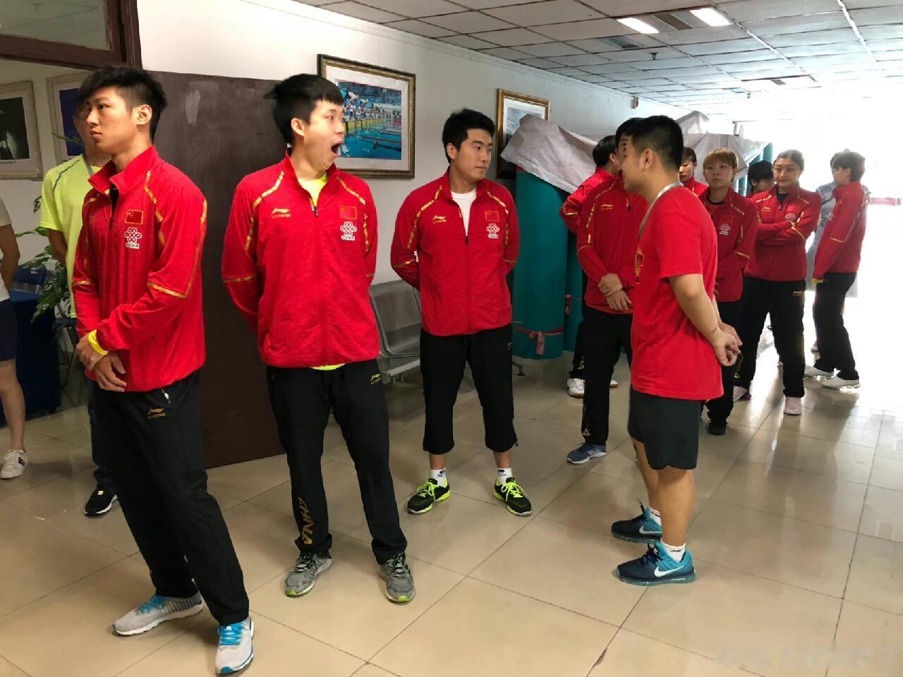 我看是谁打哈欠还要盯盯，随着大头的方向定能找到妹宝 