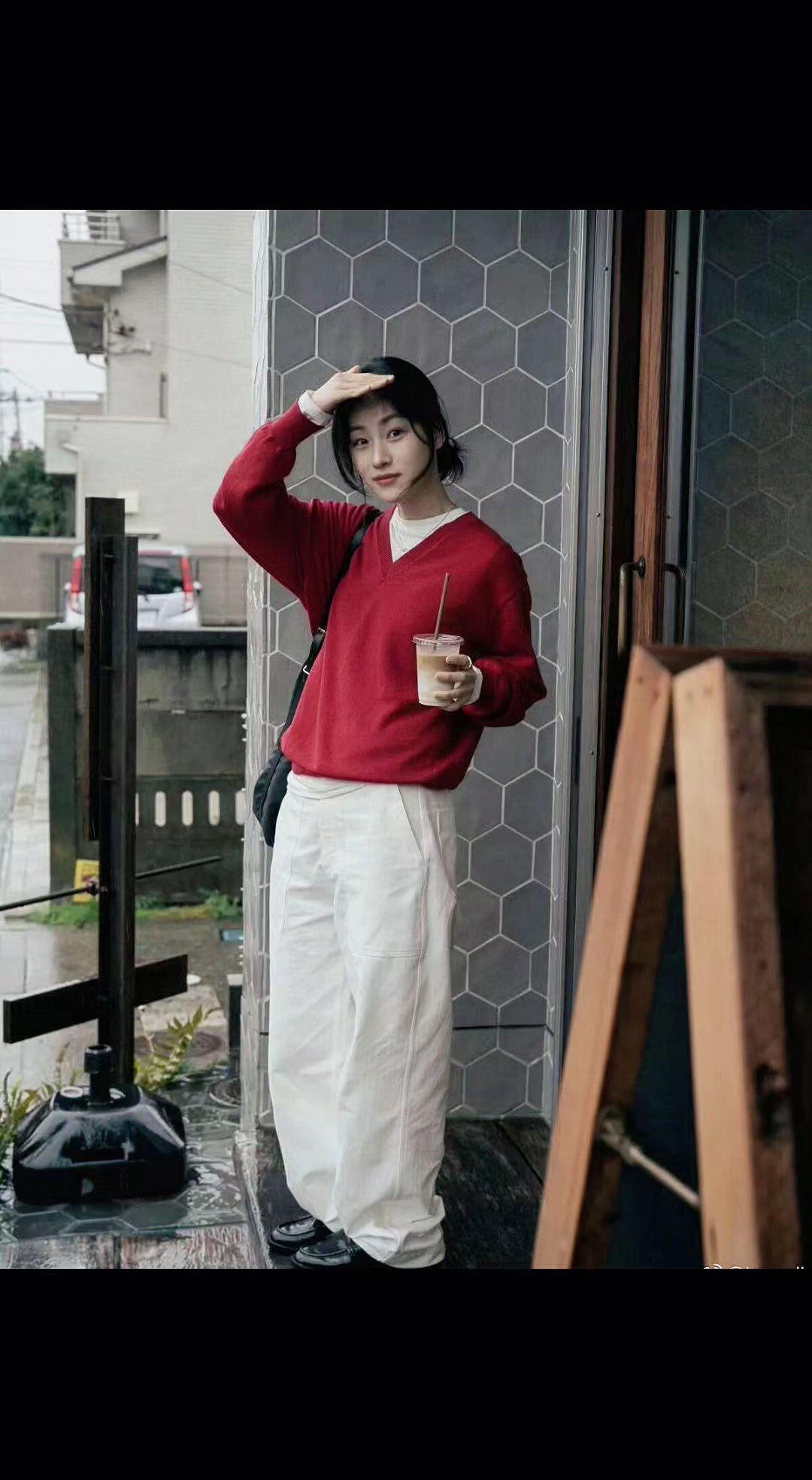 ☕雨停了？红砖毛衣撞进六边形光影里，手里奶茶晃成落日漩涡🌪️。风是无形的剪刀，