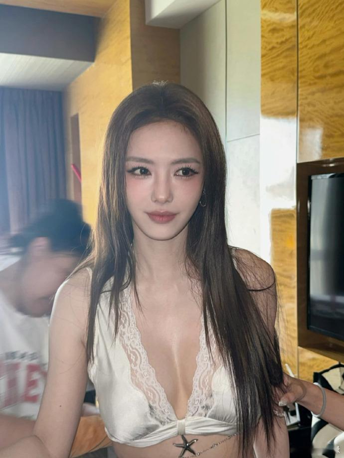金鹤龙给蔡文静化微醺野生美女妆谁能拒绝这种醉意感满满的美女。妆不会画得很满，留足