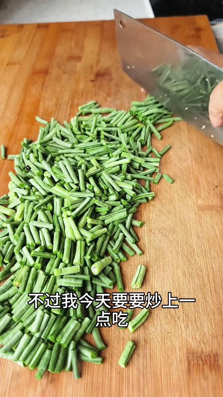 豇豆拌饭。
就这个做法的豇豆拌饭，不爱吃豇豆的都能吃上一大碗。
·先来拌个肉丁，