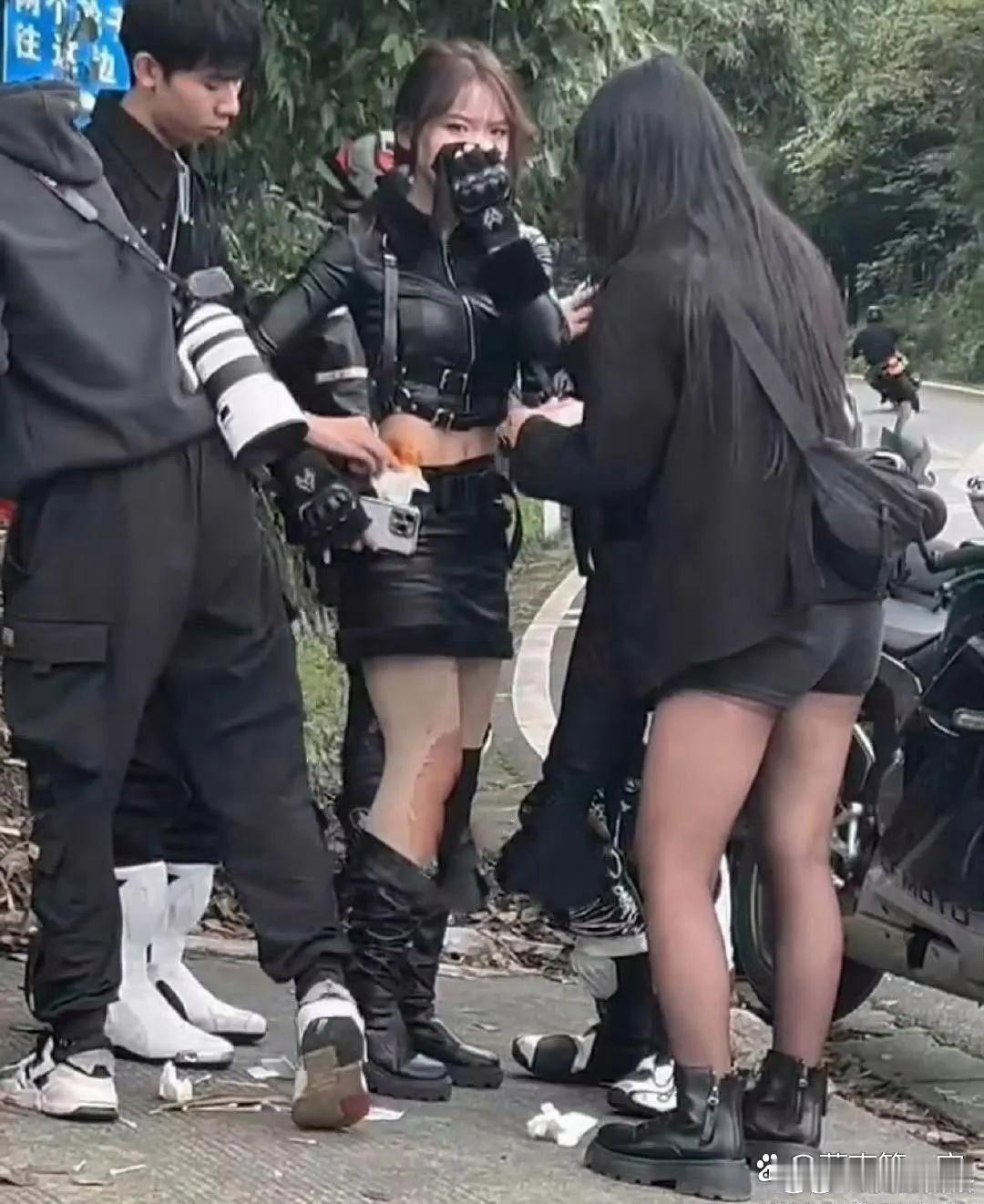 骑行圈乱不乱我不清楚，可这是谁家的闺女啊，爸妈看了得多揪心！ ​​​
