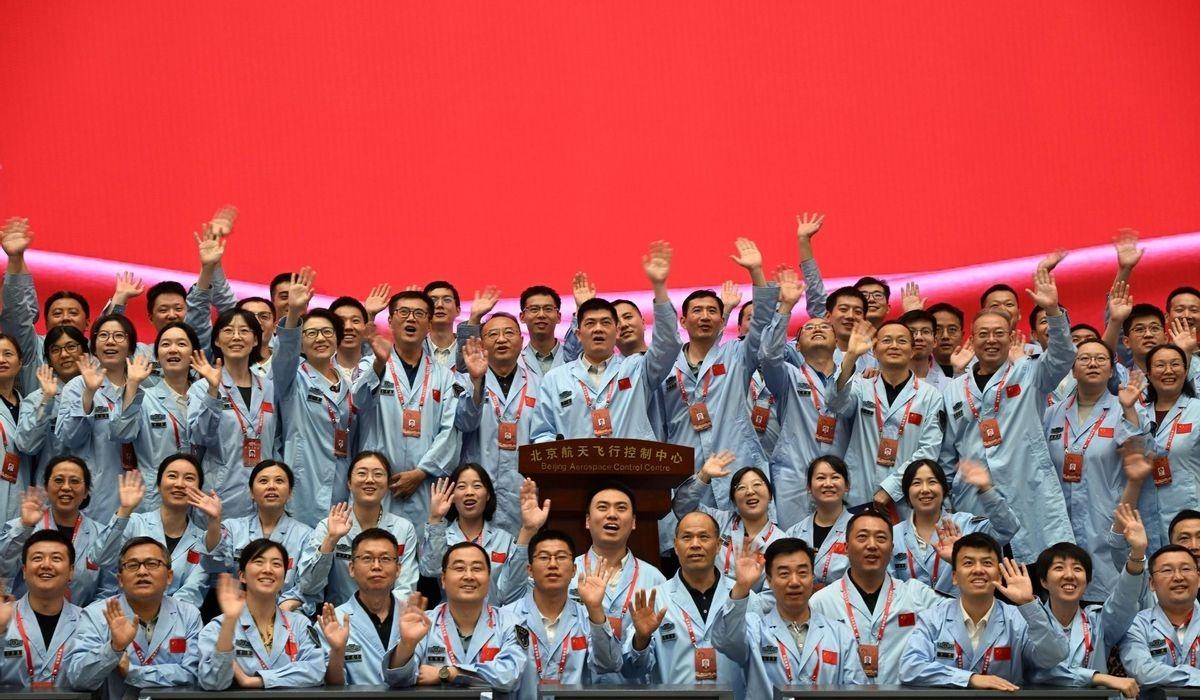 大众88年历史的老厂要关了。德国工人走上街头抗议，上万人的队伍堵在采埃孚门口。这