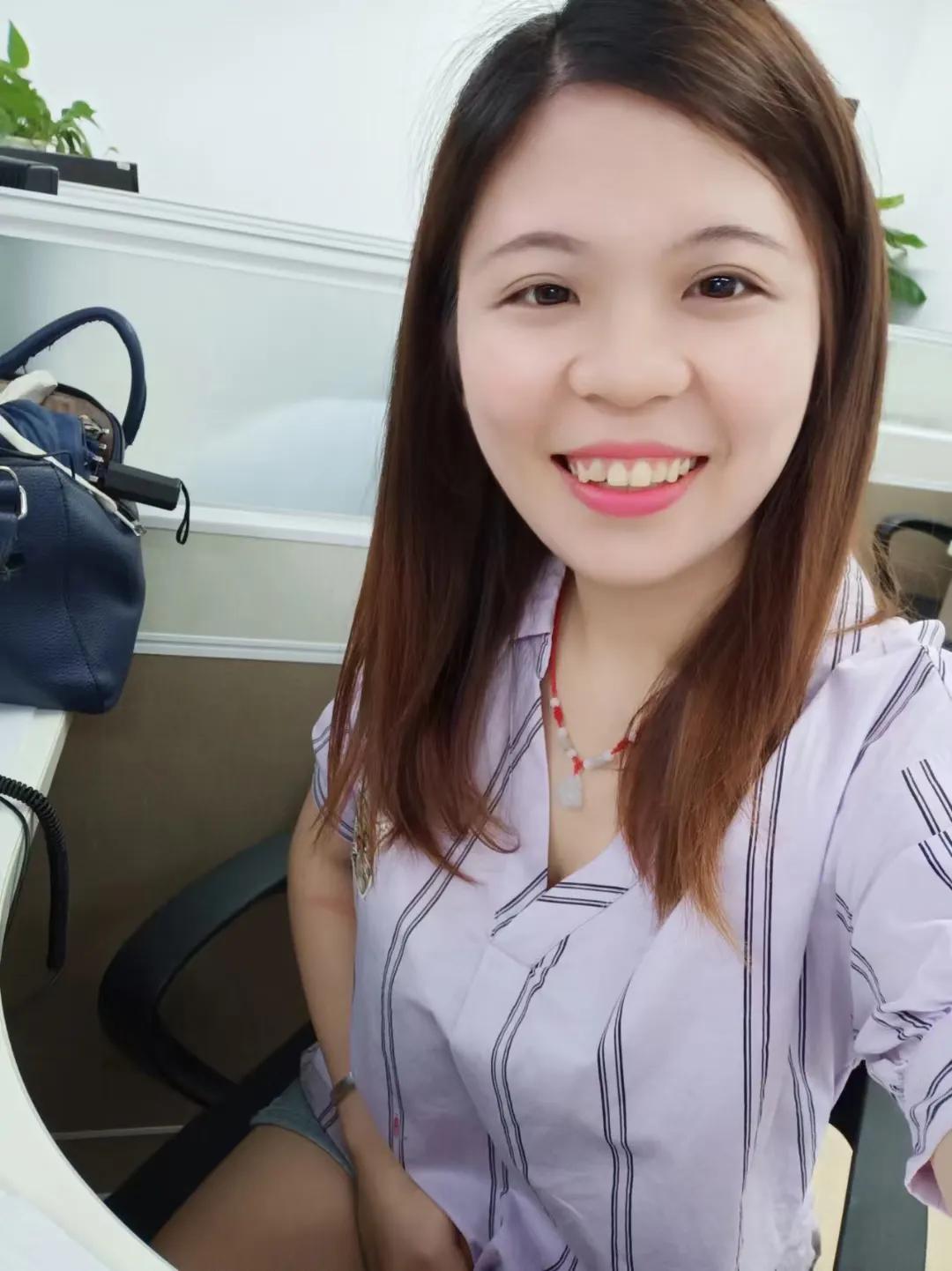 每当不小心看到自己的照片都会流好多口水，真是美丽至极，脸蛋和身材都非常完美。