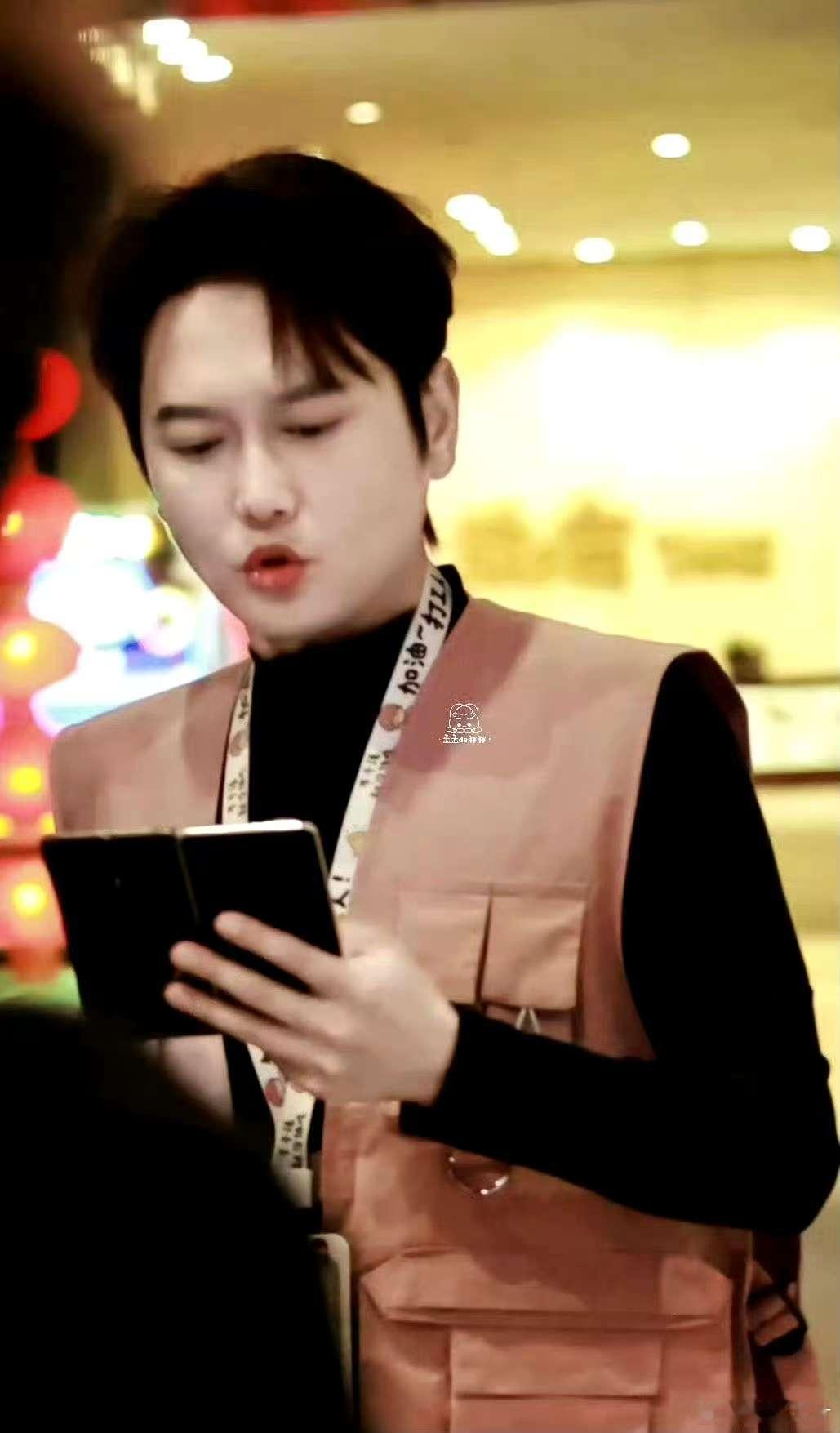 孟鹤堂周九良没写剧本就上台了  孟鹤堂周九良真的太敢了！没剧本就登台，现场和观众