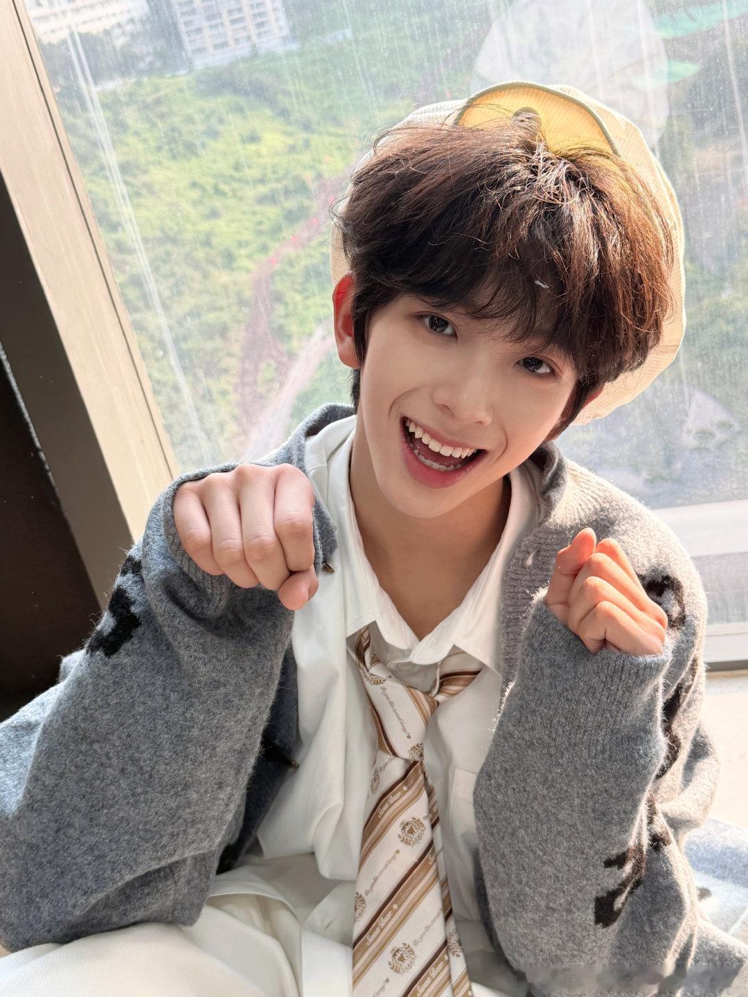 李一桐唱了TF四代的歌我们小四四真是火了 既然这样的话来看看四代第一且唯一门面吧