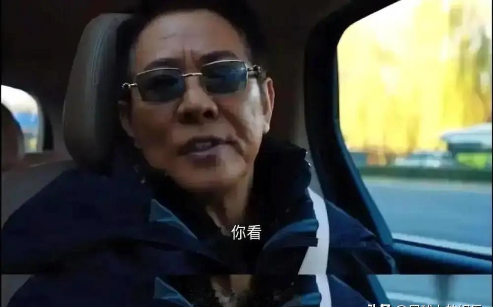 吴京抵押房产，5亿身家全押《镖人》。
票房25亿才回本，这赌注够狠！
但你看他赌