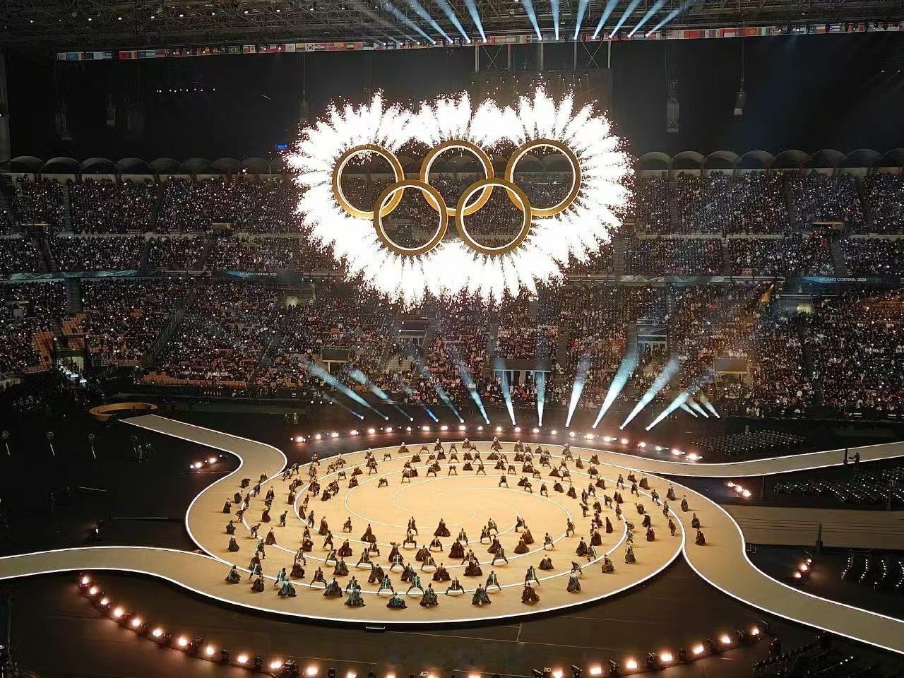 米兰冬奥五环展示创意在2026年米兰冬奥会开幕式上，意大利设计团队以“和谐”（A