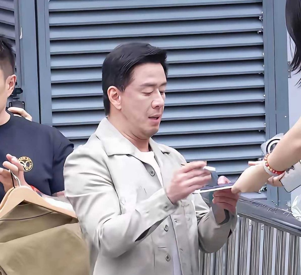 第一眼直接看岔劈了，反复看两遍，好家伙居然是杨坤 