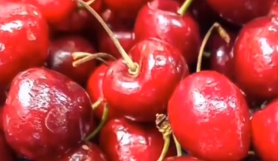 最近买的车厘子，看着色泽鲜亮、果肉饱满，外表一点没烂，完全不像不新鲜，可吃完嘴里