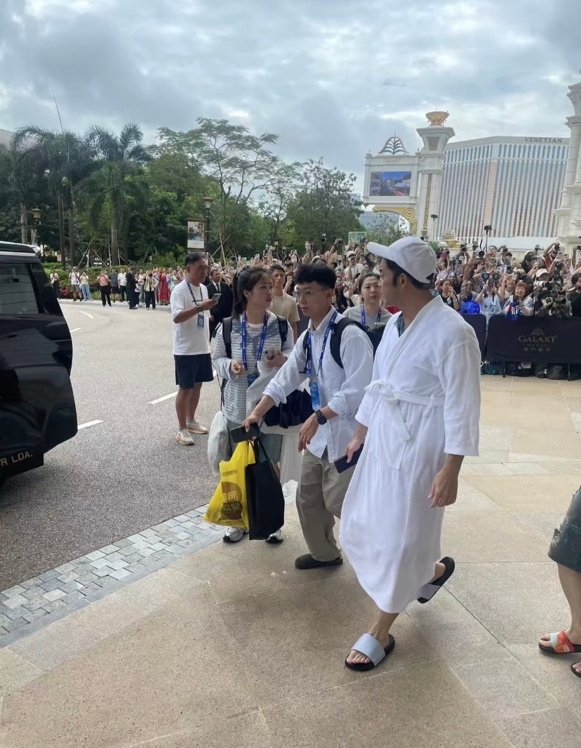 在澳门银河被跑男包围了澳门银河里，跑男们的笑声四处飘荡，在这里，你能真切感受到他