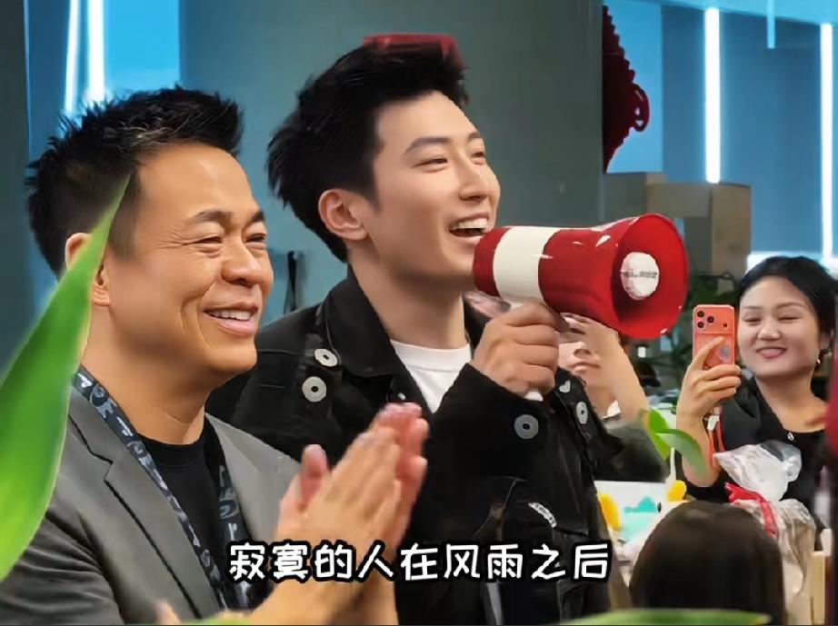 窦骁唱孙浩的歌，网友：搞事业的窦骁真帅

看来内娱不仅女星离婚后会变好看，男演员