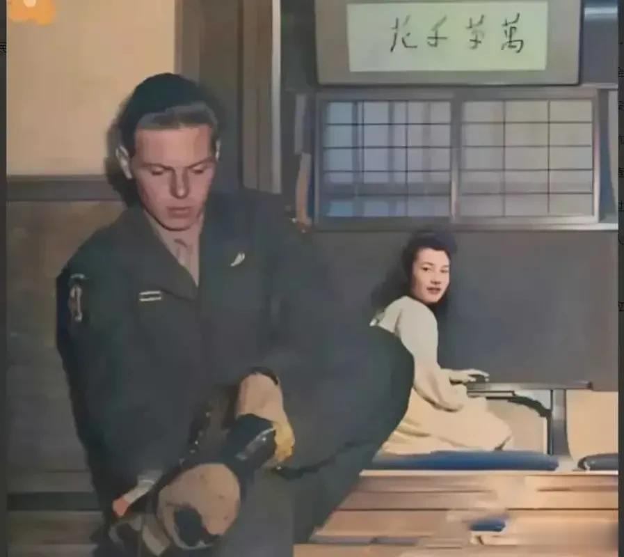 这张照片，可不是什么好莱坞电影剧照，尽管正在脱鞋的美军大兵的颜值，与小李子有一拼
