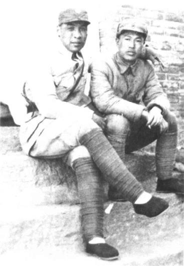 1941年摄于晋察冀五分区。右为邓华，左为聂鹤亭。