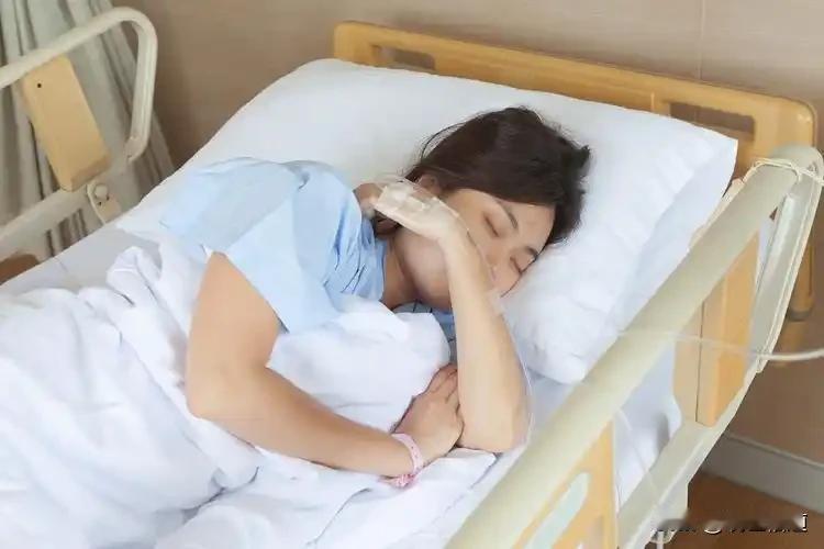 这篇网络文章中，侄女拒绝父亲要求她去医院照顾丁克姑姑没有错，是对责任错位的清醒纠