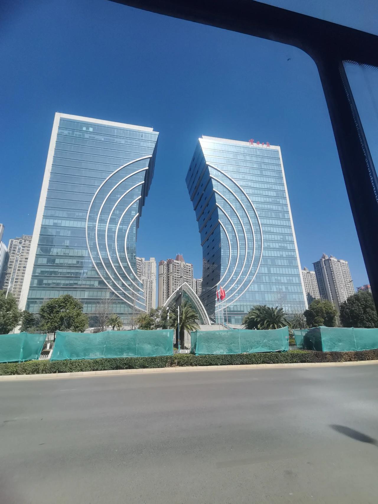 这个楼看似是两幢
其实是一座
越看越耐看