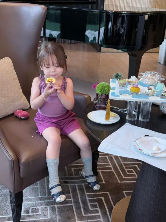 女儿这么穿好看耶！时尚感满分啦！