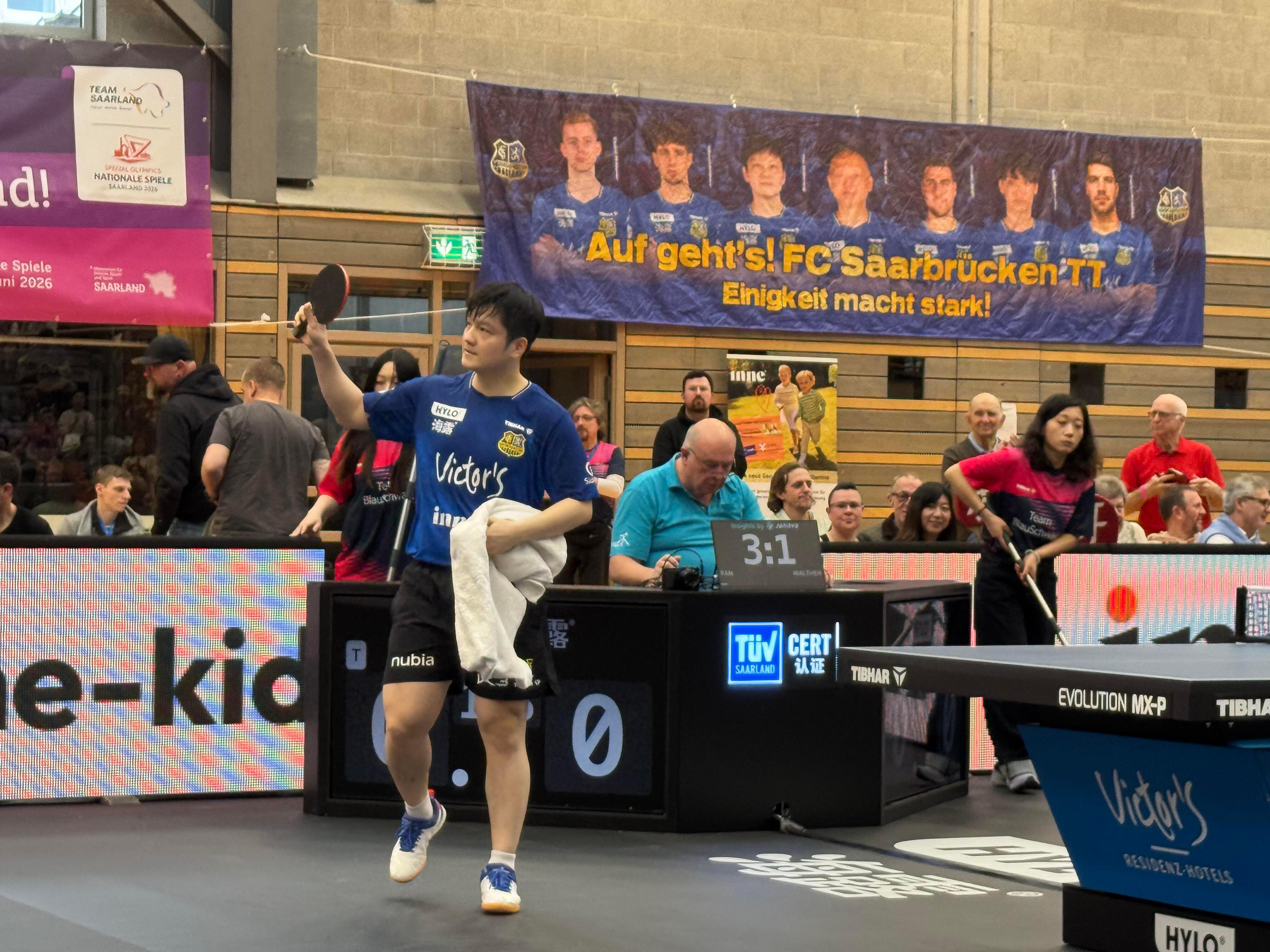 胜利后挥手是方方面面都要照顾到的小熊。 