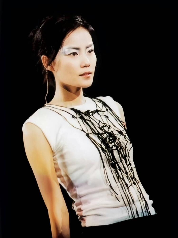 骂香奈儿9万3的空气鞋是智商税？我告诉你，你连被收税的资格都没有。
这根本就不