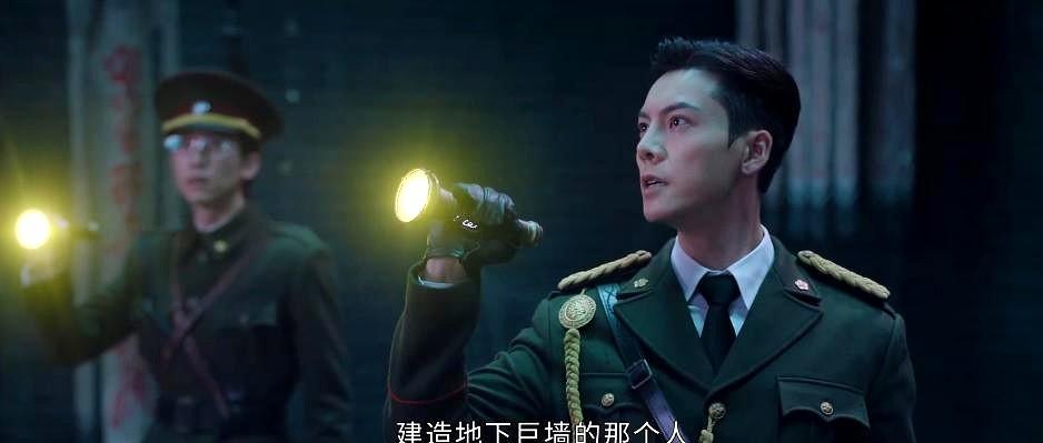 地底水道毫无征兆地轰然崩塌，张启山死死抠住隔世楼的残砖。

地面宅院跟着剧烈摇晃