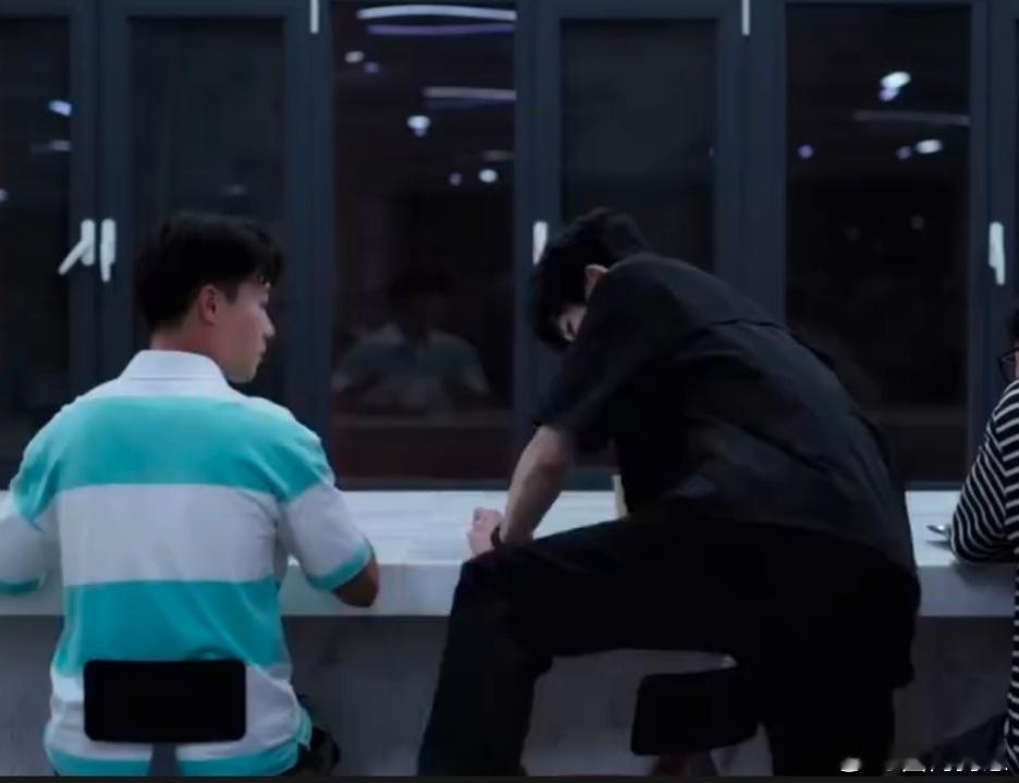 张凌赫 腿长就是这么下凳的第一次见下吧台椅像走T台！张凌赫长腿一抬轻松过椅背，全