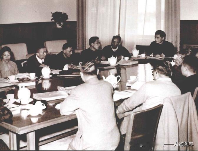 二届全国人大三次会议1962年3月27日在北京开幕。荣毅仁主持上海代表小组会议。