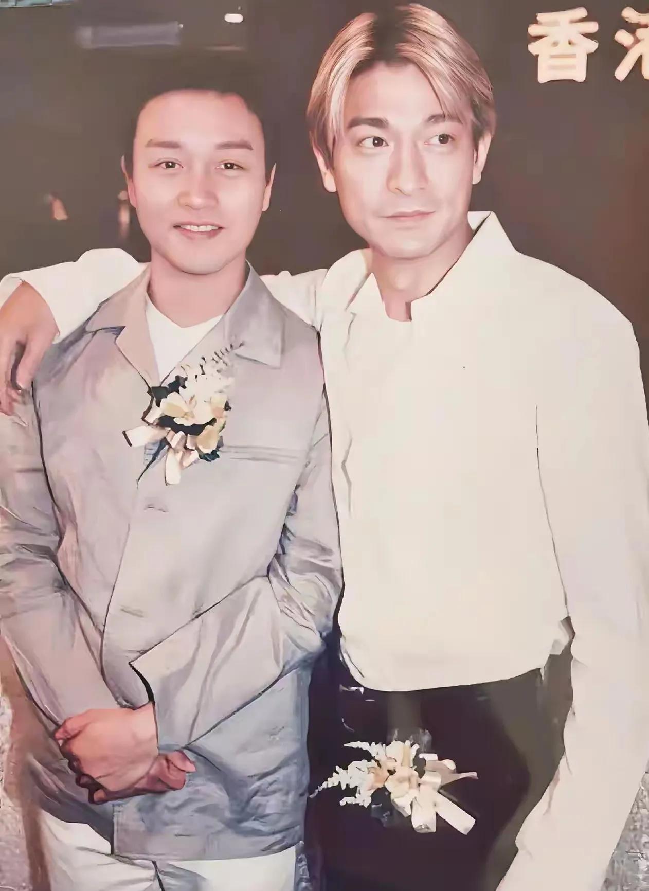 如果张国荣和刘德华单独在一起真看不出刘德华的帅气，也就是说完全被张国荣的颜值碾压