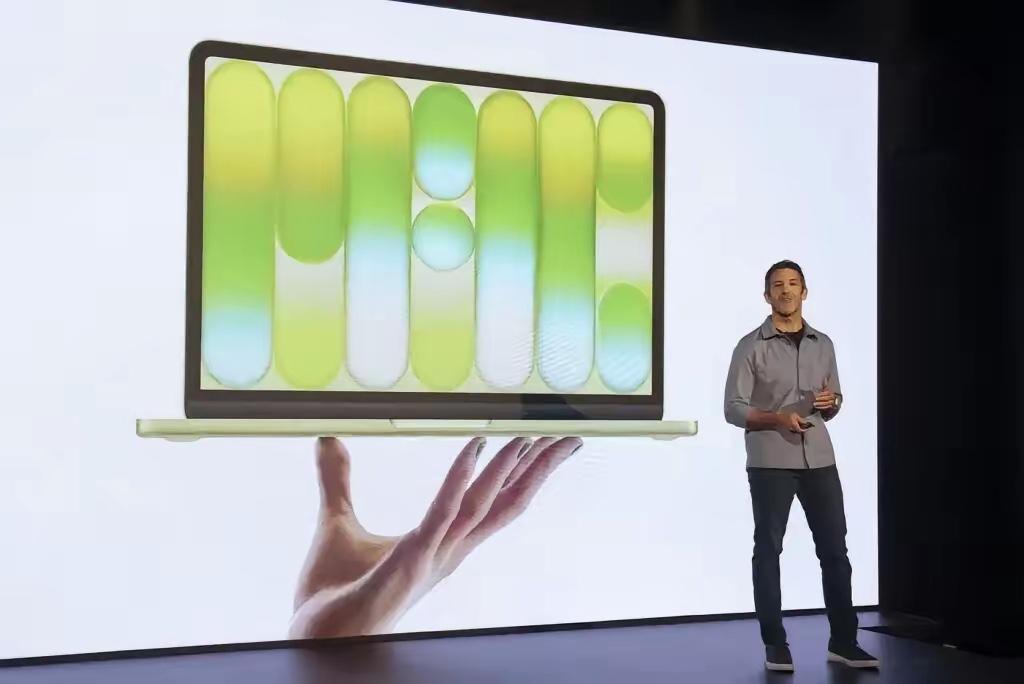 苹果新ceo接手 硬件大规模升级中 

1 iphone18 标准版普及12G运