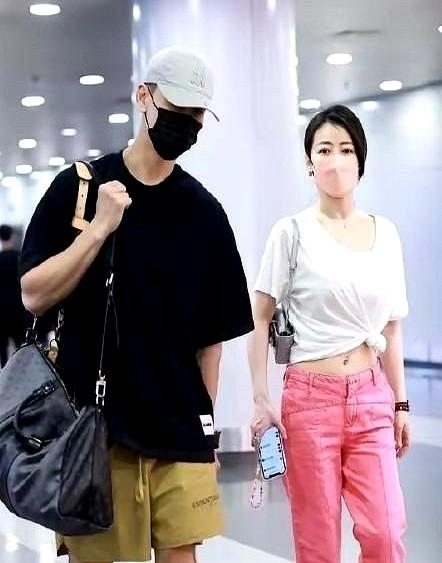 某女艺人快50岁了，但说她20出头，真有人信！这状态绝了。

她嫁了个小9岁的老