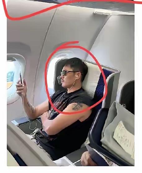 这位大佬坐的飞机是经济舱还是头等舱啊！