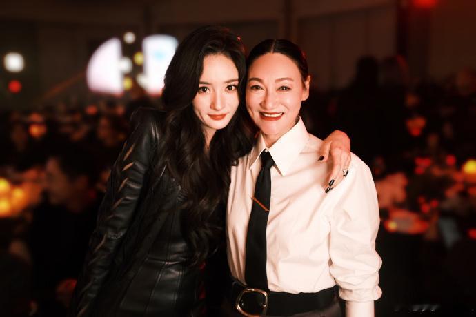 杨幂很照顾惠英红杨幂过节必发微信给惠英红杨幂很照顾惠英红！杨幂过节必发微信给惠英
