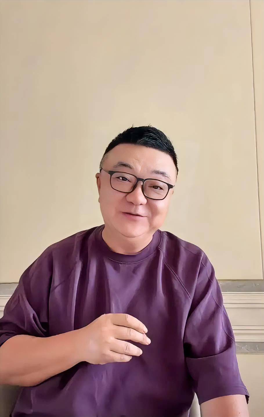 董路刚从西班牙落地北京，抖音直播间就引来不少球迷围观。

刚下国际航班，董路就开