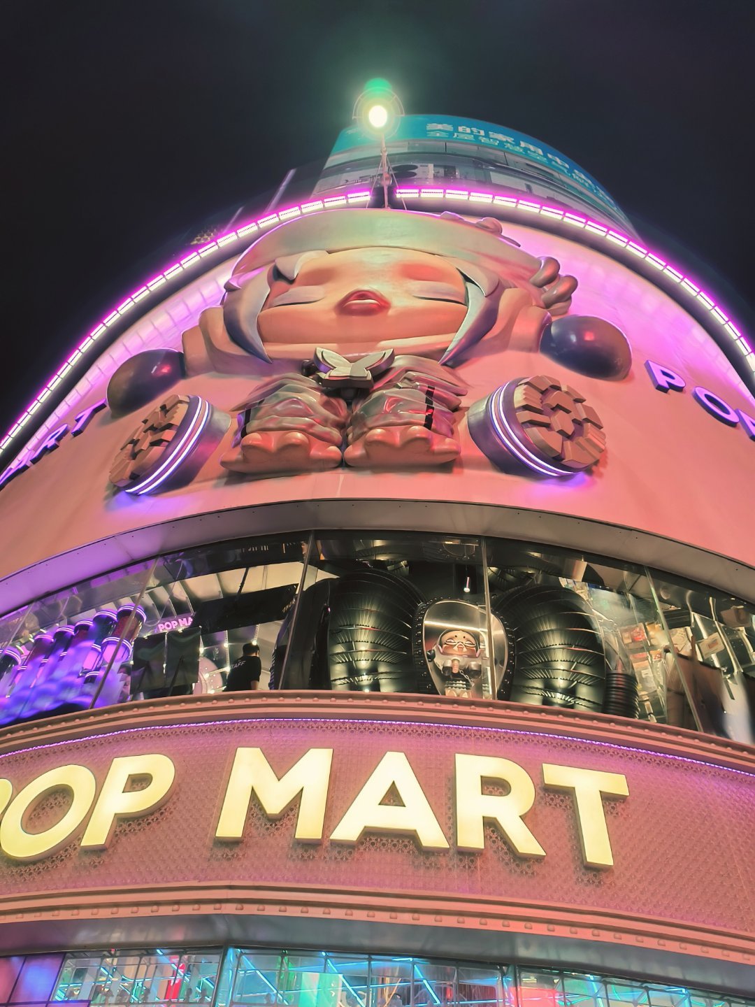 从位置上来看，这个十字路口最适合开酒店银行保险写字楼之类的干活。正常其它生意买卖