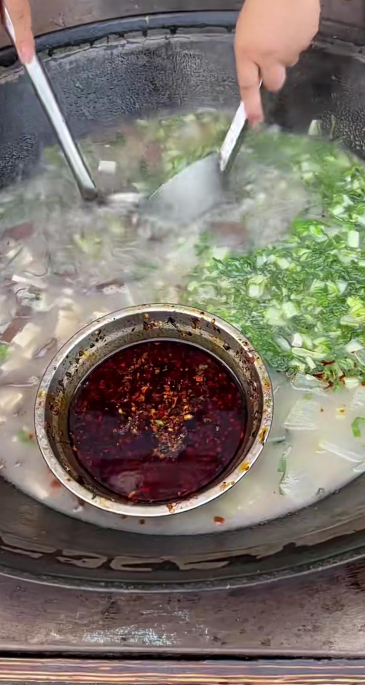 安阳扁粉菜，不要奇怪，盆直接放到了锅里是特色。羊油或者牛油，天冷会凝会的，不放辣