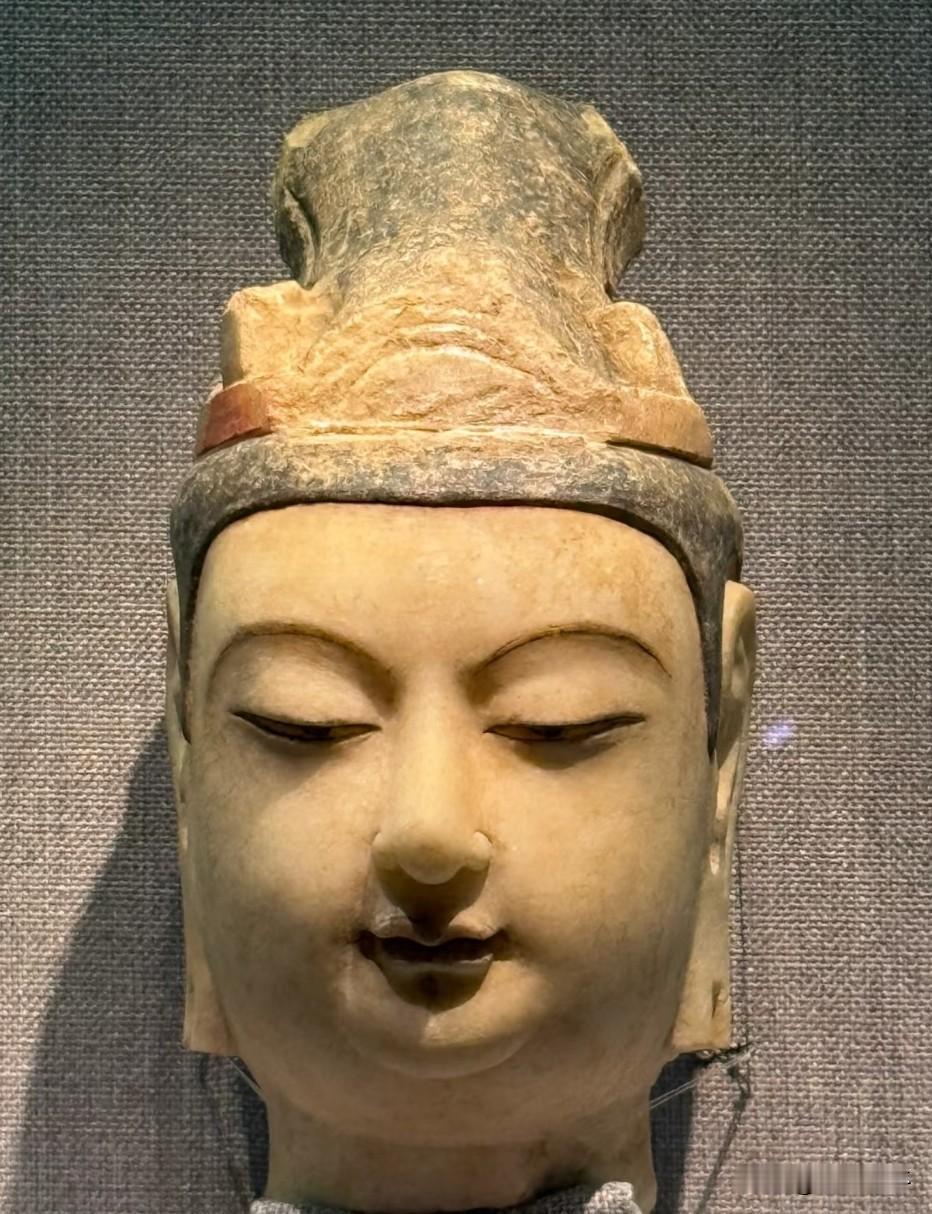我们的传统雕像，还会考虑到表情，这是和大卫们不同的。
不说北魏时期雕像那嘴角微微