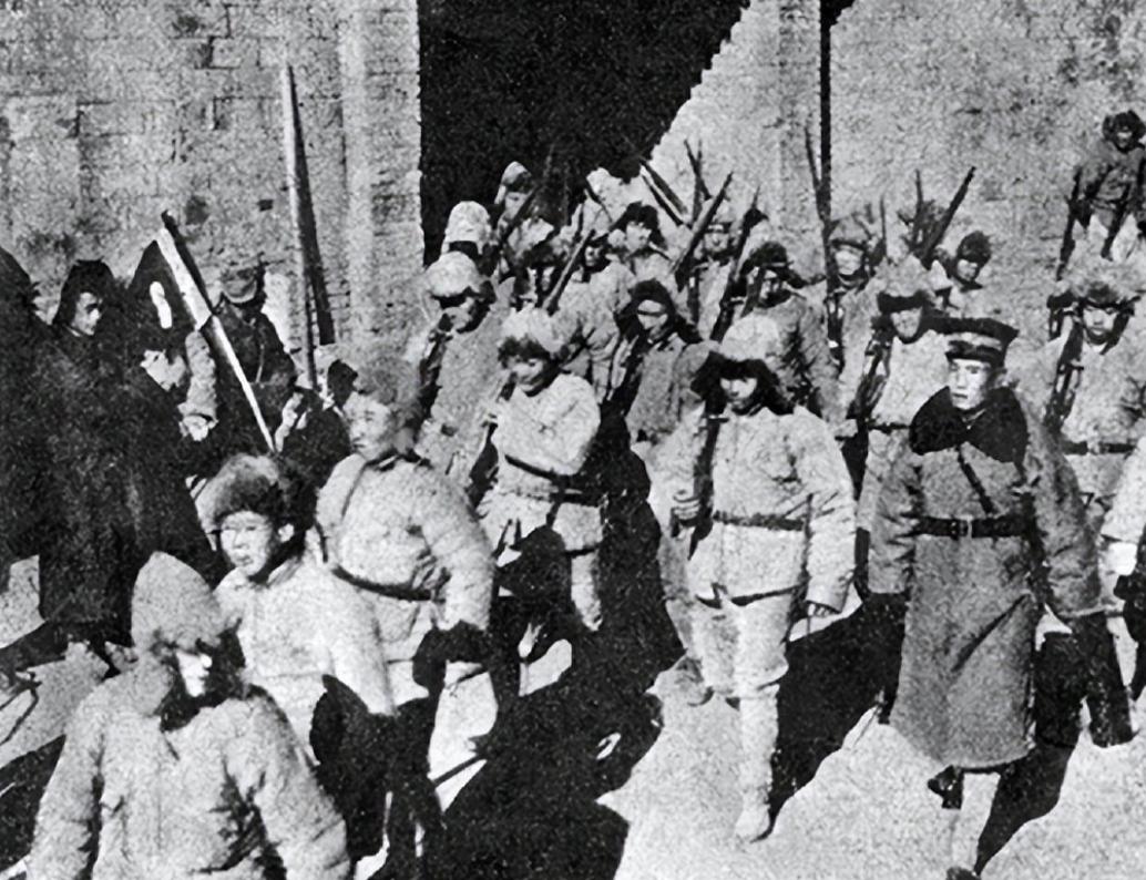 1941年，日军把渊子崖村给包围了，正准备想大开杀戒屠村，但312名村民并想不束