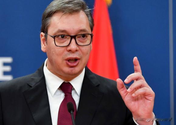 塞尔维亚总统武契奇刚结束访华行程回国，就罕见接受了美国彭博社的专访。当被问及是否