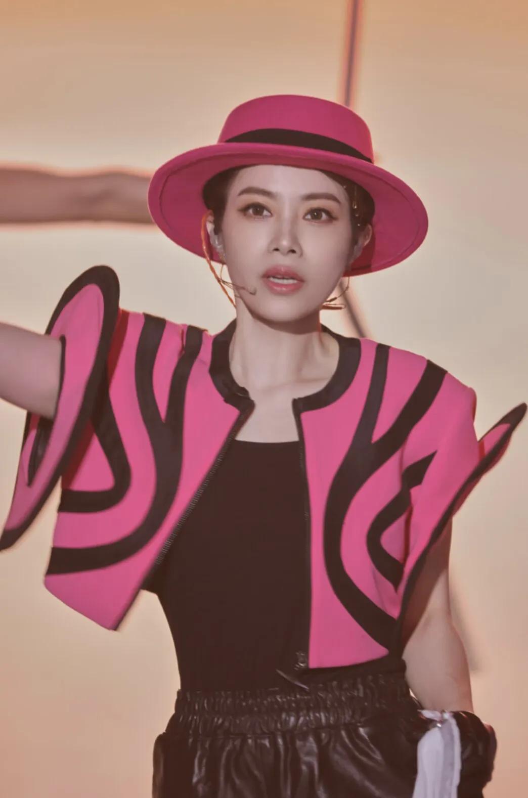 1
关于徐怀钰在《乘风2023》一公中的表现引发的争议，坦白说也没有什么可偏帮说