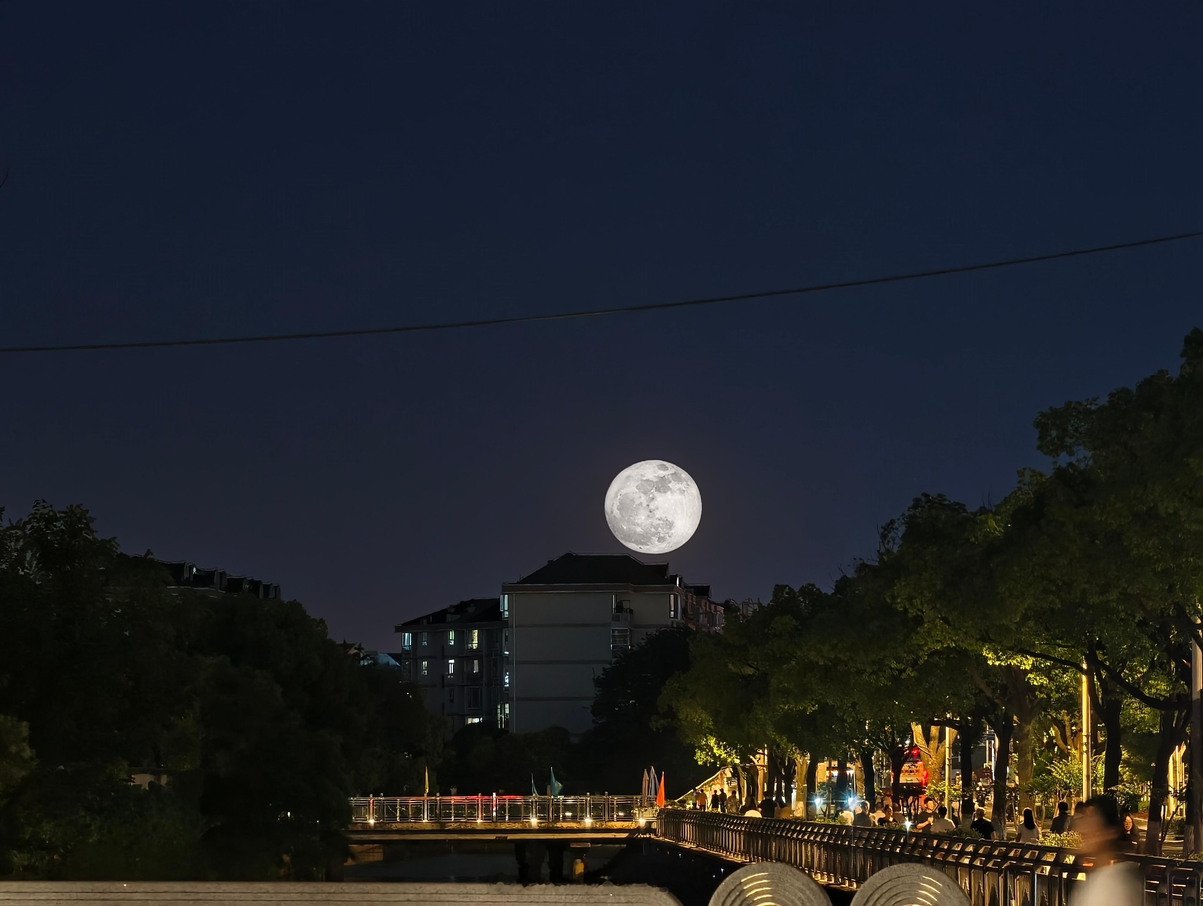 晚上出来遇见的晚霞和月亮🌙一定要多出来走走啊，看看人间的烟火气我的日常plog
