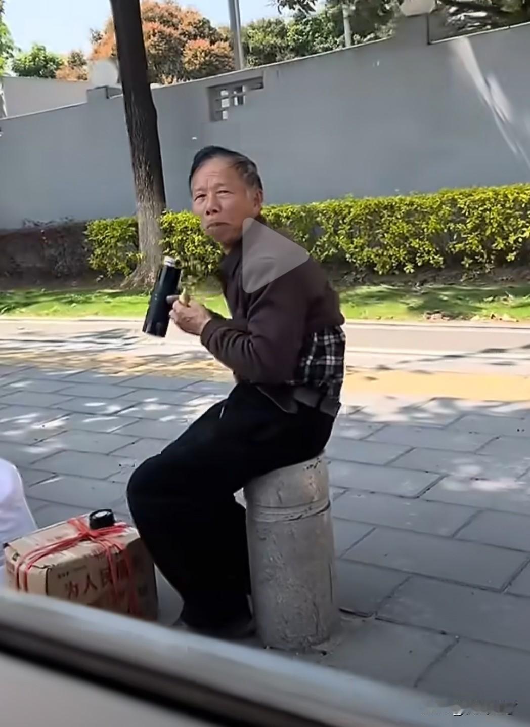 看哭了，我也想起我的父亲了。一位父亲，去远嫁的女儿家，他不舍得坐火车。他坐的是长